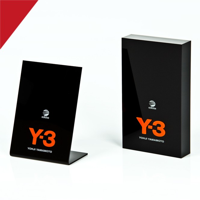 Brand display „Y3“