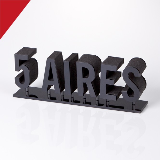 Logo display with 3D letters